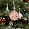 "Eichenholz-Weihnachtskugel, personalisiert mit Familiennamen, ideal für den Christbaumschmuck"