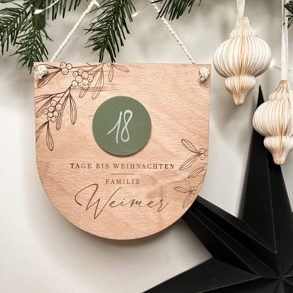 Personalisiertes Holzschild mit Countdown bis Weihnachten und Kreidestift.