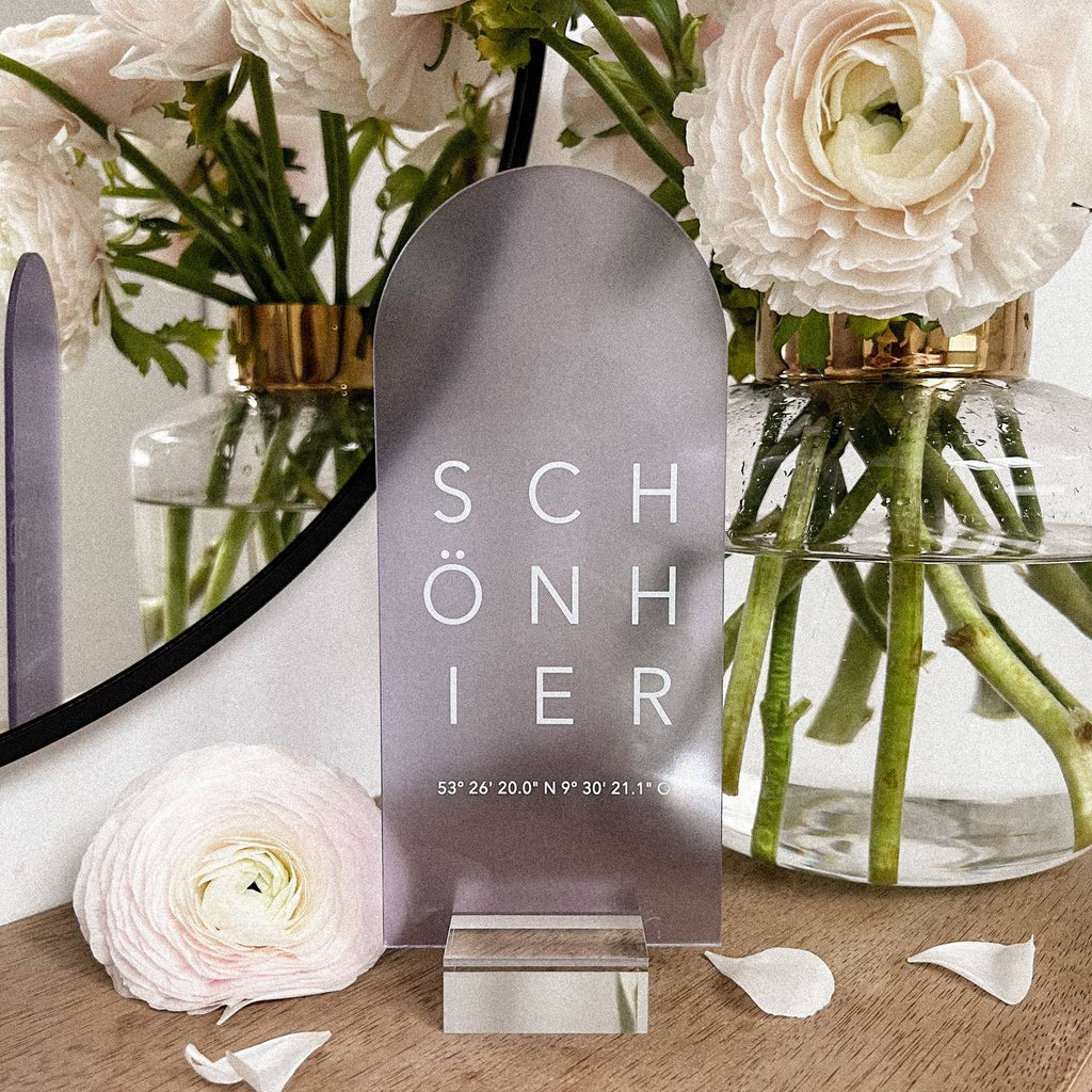 Acrylkarte mit Fuß aus Acrylblock "Schön Hier" | personalisiert