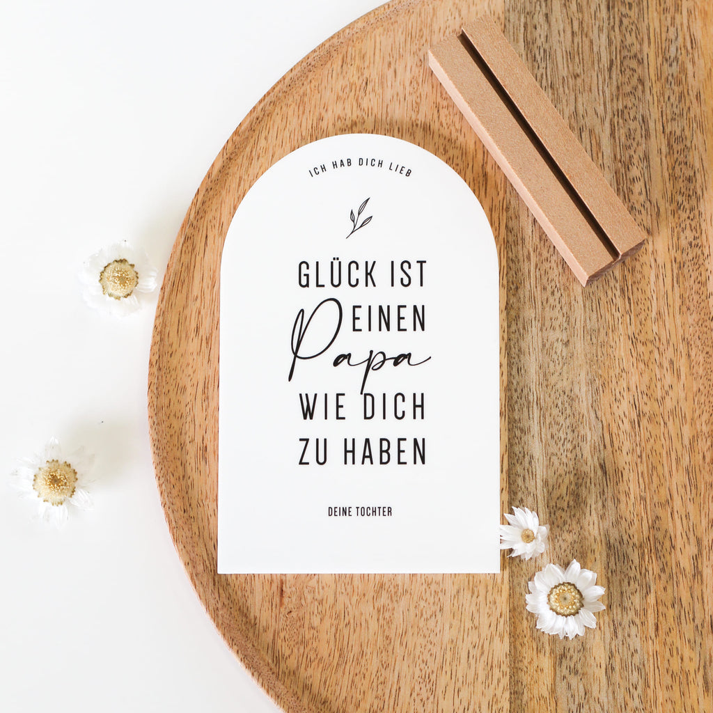 Acrylkarte Glück ist als Geschenk Vatertag Muttertag Dankeskarte Holzfuß personalisiert
