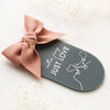 Deko Acrylanhänger Samtschleife „Just love“ Taschenanhänger  | Valentinstag | Hochzeit | Geschenk