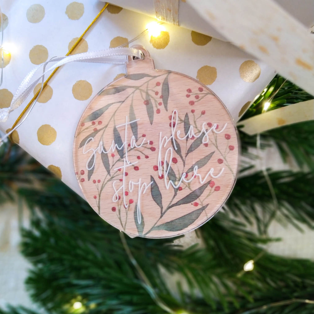Weihnachtskugel aus Holz und Acryl mit Spruch und Motiv