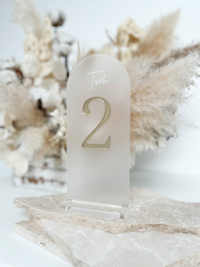 Halbrunde Tischnummer aus satiniertem Acryl mit goldener 3D-Zahl 2 und weißem UV-Druck Tisch, dekoriert vor Trockenblumen