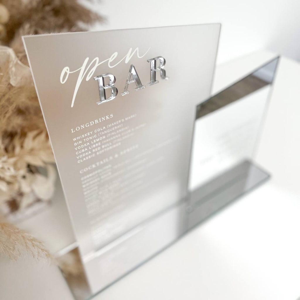 Ein stilvoller Tischaufsteller aus Acryl für Hochzeitsveranstaltungen.