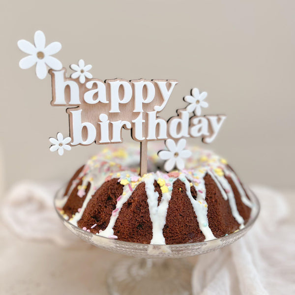 Kindergeburtstagskuchen verziert mit 'Happy Birthday' Holz-Cake Topper und Kerzen