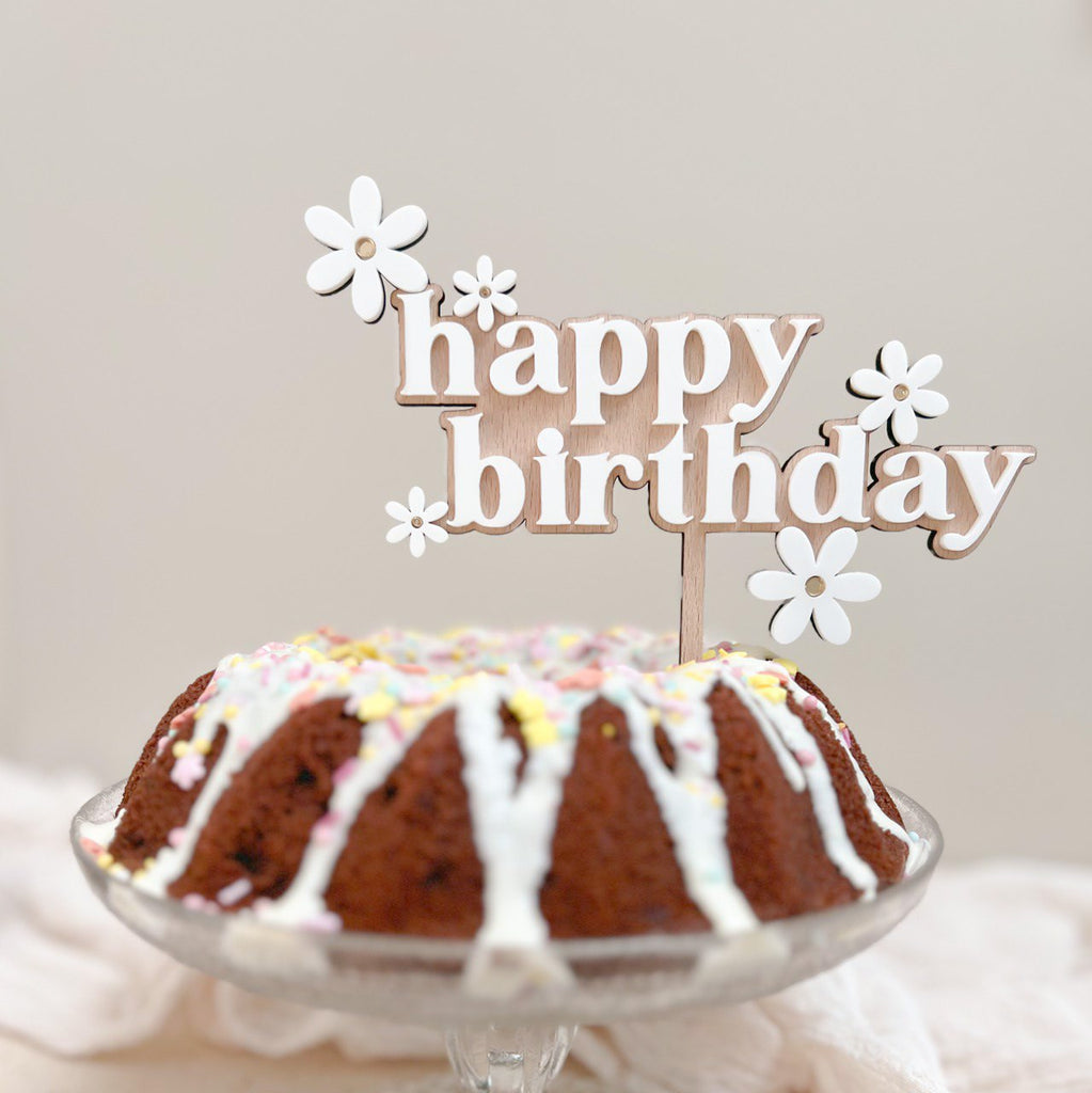 Cake Topper 'Happy Birthday' auf einem Kuchentisch mit Partydekor