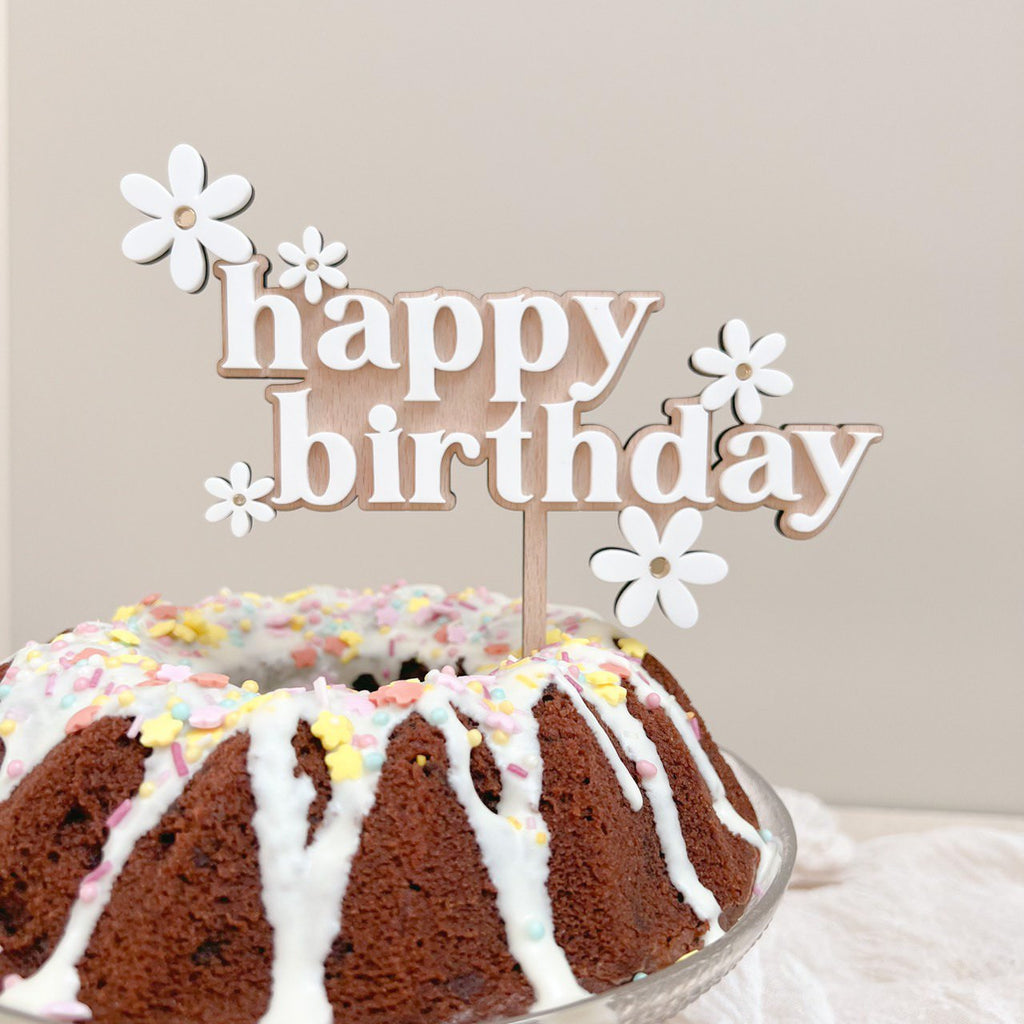 Erster Blick auf den 'Happy Birthday' Cake Topper aus Holz, als er aus der Verpackung genommen wird