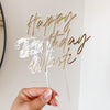 Cake Topper 'Happy Birthday' mit personalisiertem Namen aus Holz oder Acryl, perfekt als individuelle Tortendekoration für Geburtstage.