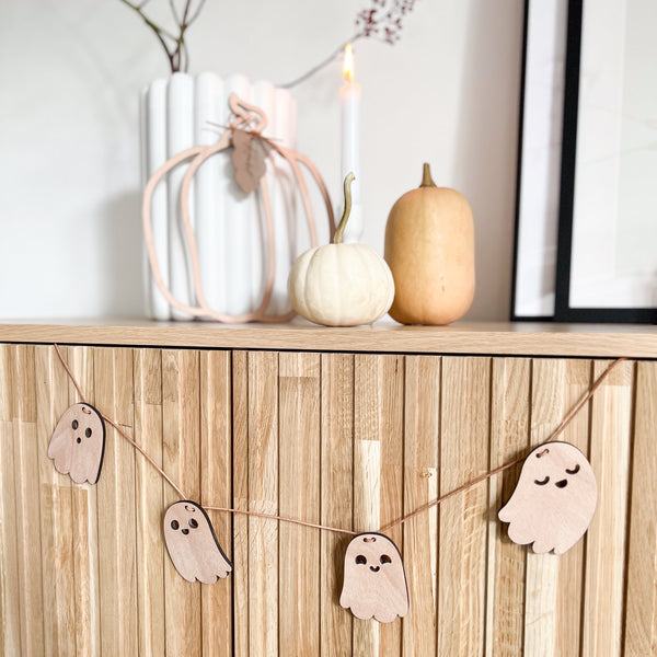 Kleine Geister als Holzgirlade aus Buchenholz mit Lederband