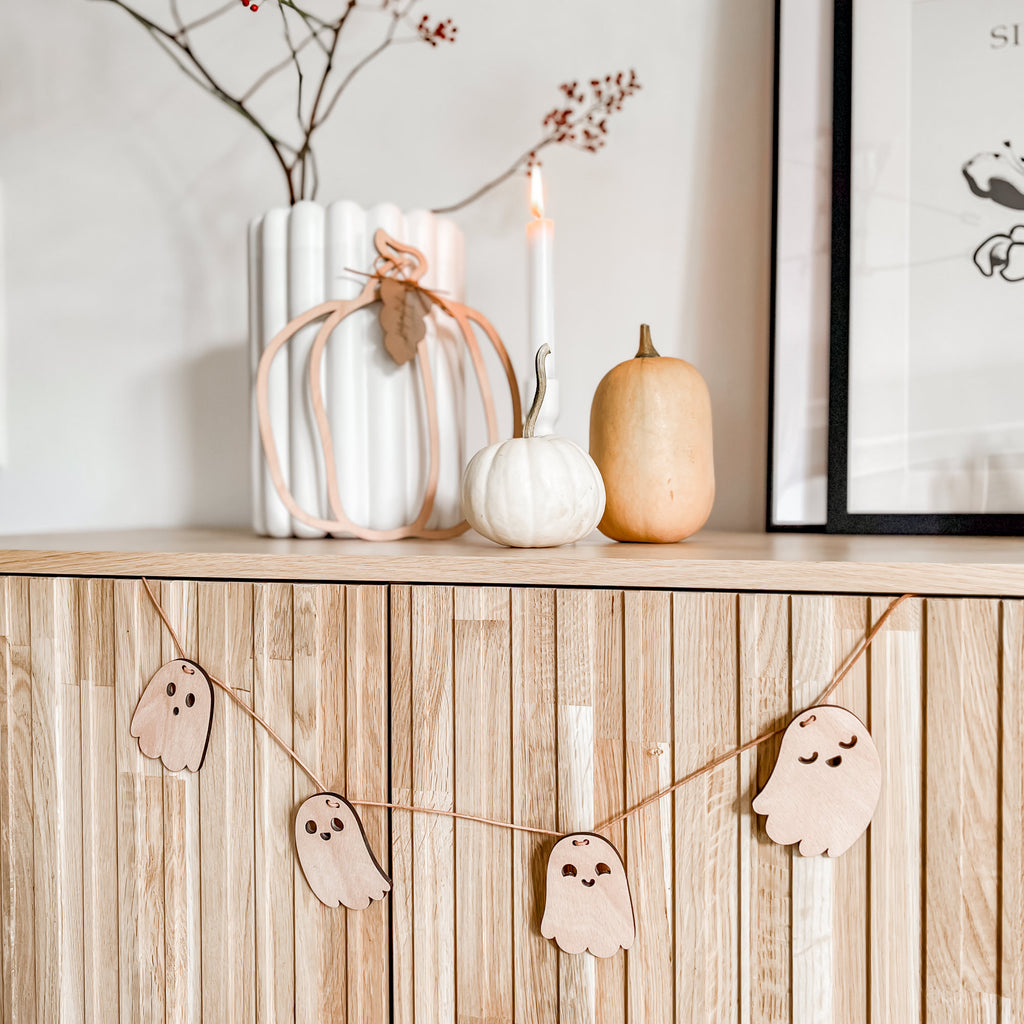 Kleine Geister als Holzgirlade aus Buchenholz mit Lederband