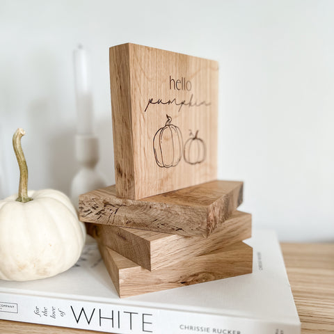 Handgefertigtes Holzschild mit Kürbisgravur