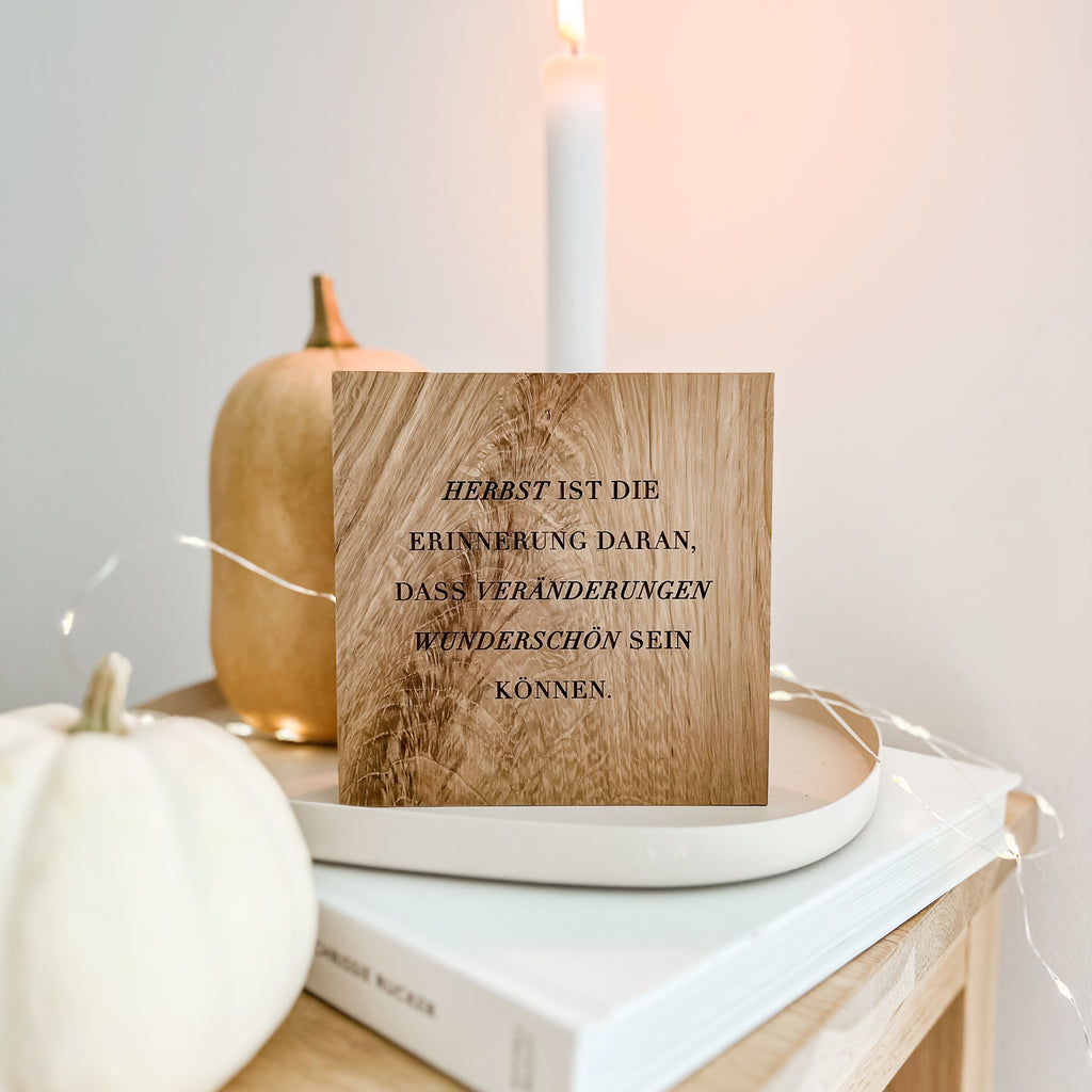Holzaufsteller in gemütlicher Herbstdekoration.
