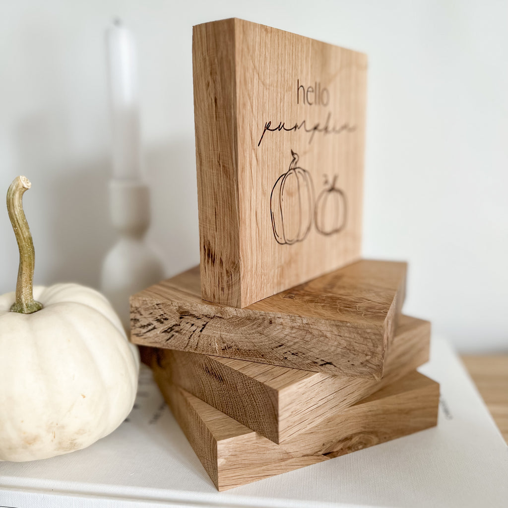 Holzdeko mit inspirierendem Herbstzitat.