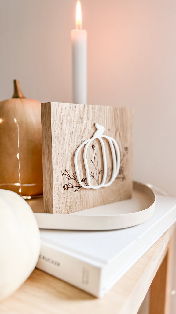 Holzschild aus Eiche mit Gravur und 3D Pumpkin aus Acryl