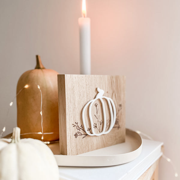 Holzschild aus Eiche mit Gravur und 3D Pumpkin aus Acryl