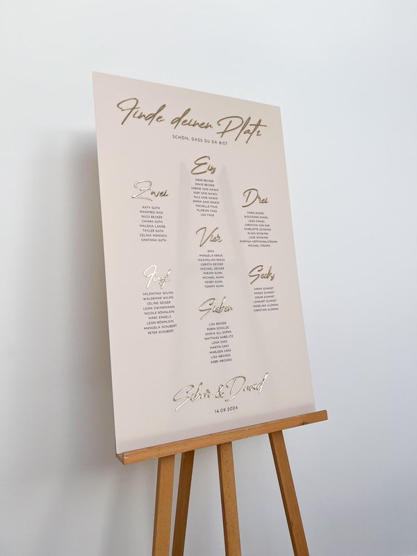 Detail: Namen & Tischnummern auf Sitzplan Hochzeit „Luisa“ – Acrylglas