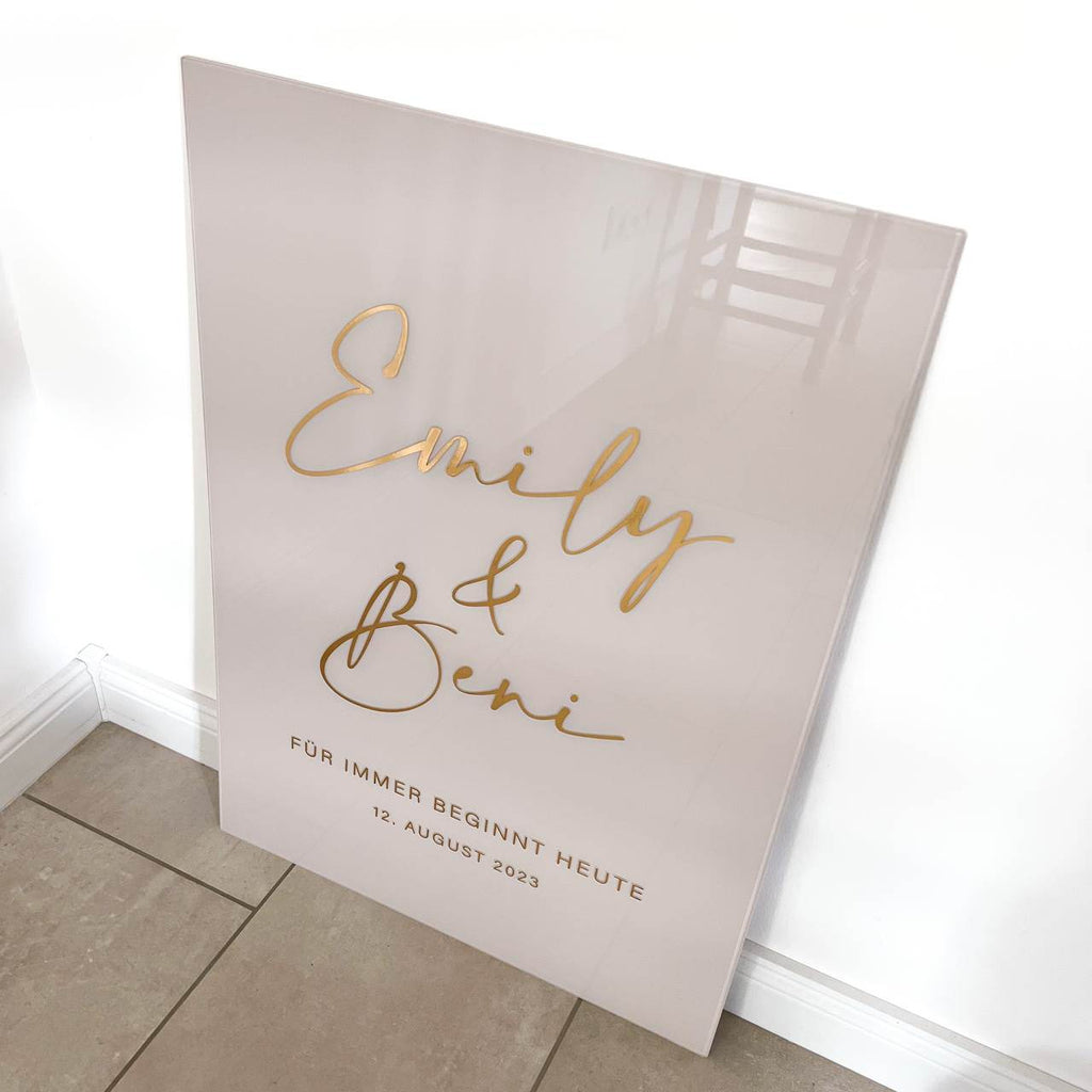 Personalisiertes Acrylschild mit Namen und Hochzeitsdatum.