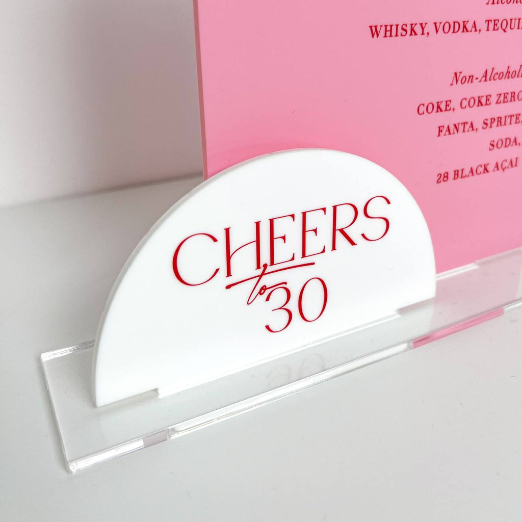 Ein stilvoller Tischaufsteller aus Acryl für Hochzeitsveranstaltungen.