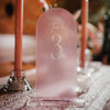 "3D-Zahlen Tischnummern in Acryl für eine auffällige und moderne Hochzeitstischdekoration"