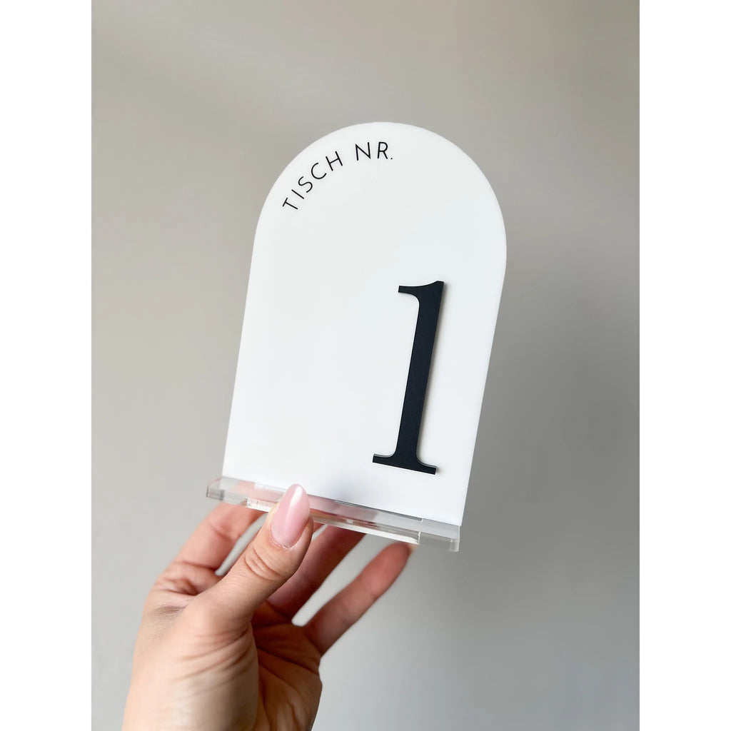 Nahaufnahme der satinierten Acrylfläche mit erhabener 3D-Zahl und Acrylfuß