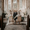 Elegantes Stuhlschilder-Set für Hochzeit aus satiniertem Acryl mit 3D-Aufschrift 'Mr & Mrs' in Spiegelgold.