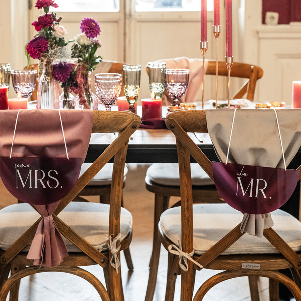 "Hochzeitsstuhlschilder aus hochwertigem Acryl, veredelt mit einer eleganten 3D-Aufschrift 'Mr & Mrs' in schimmerndem Spiegelgold."
