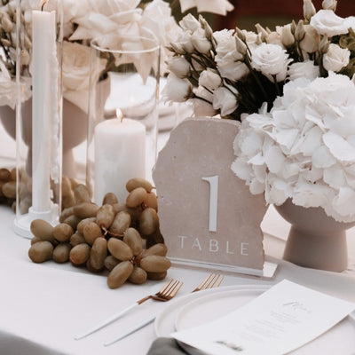 Hochzeit Tischnummer aus Travertin Stein mit 3D Schrift und Acrylfuß