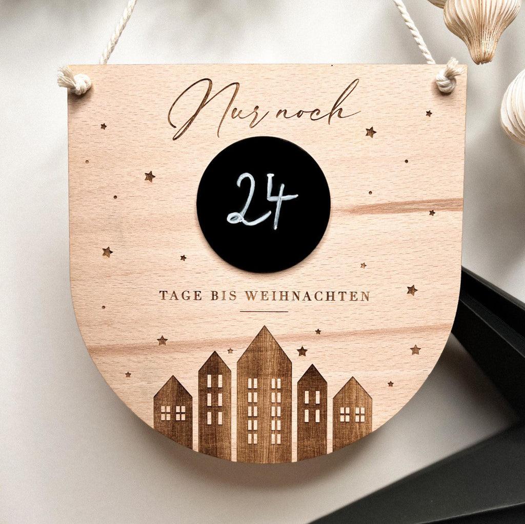 Personalisiertes Holzschild mit Countdown bis Weihnachten und Kreidestift.
