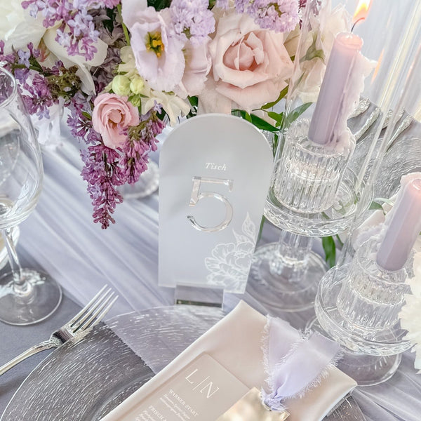 Elegante Tischnummern Hochzeit mit einem 3D-Acryl-Design