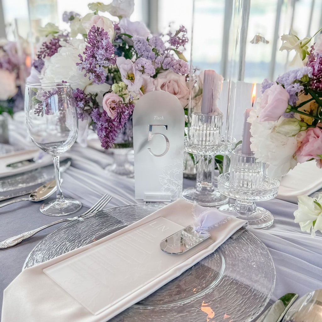 Elegante Tischnummern Hochzeit mit einem 3D-Acryl-Design