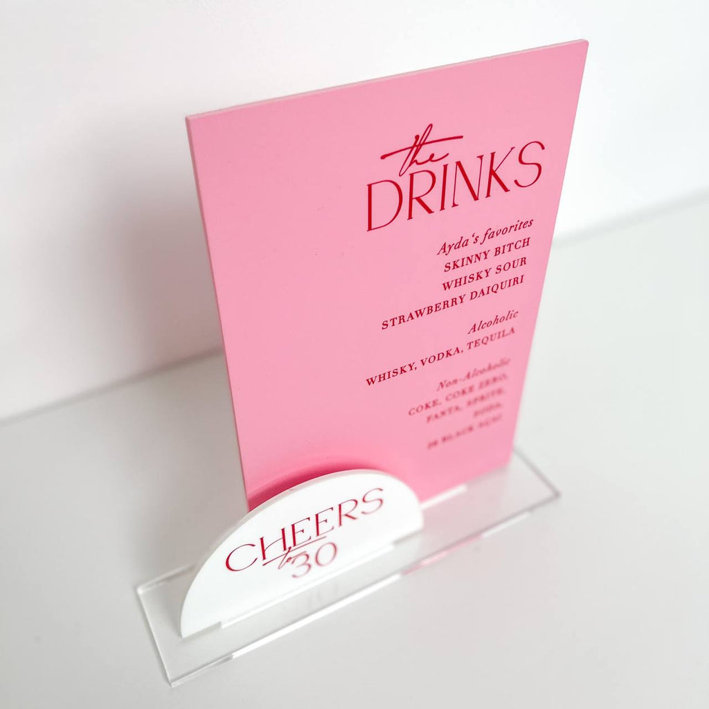 Ein attraktiver Tischaufsteller für die Bar auf der Hochzeitsfeier.