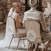 Hochwertige Stuhlschilder aus Acryl für die Hochzeit, verziert mit edlem Spiegelgold-Aufschrift 'Mr & Mrs'.