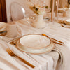 elegante Tischdekoration, goldenes Besteck, Platzkarte personalisiert