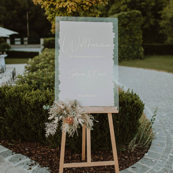 Modernes Acrylglas-Willkommensschild für den stilvollen Hochzeitsempfang.