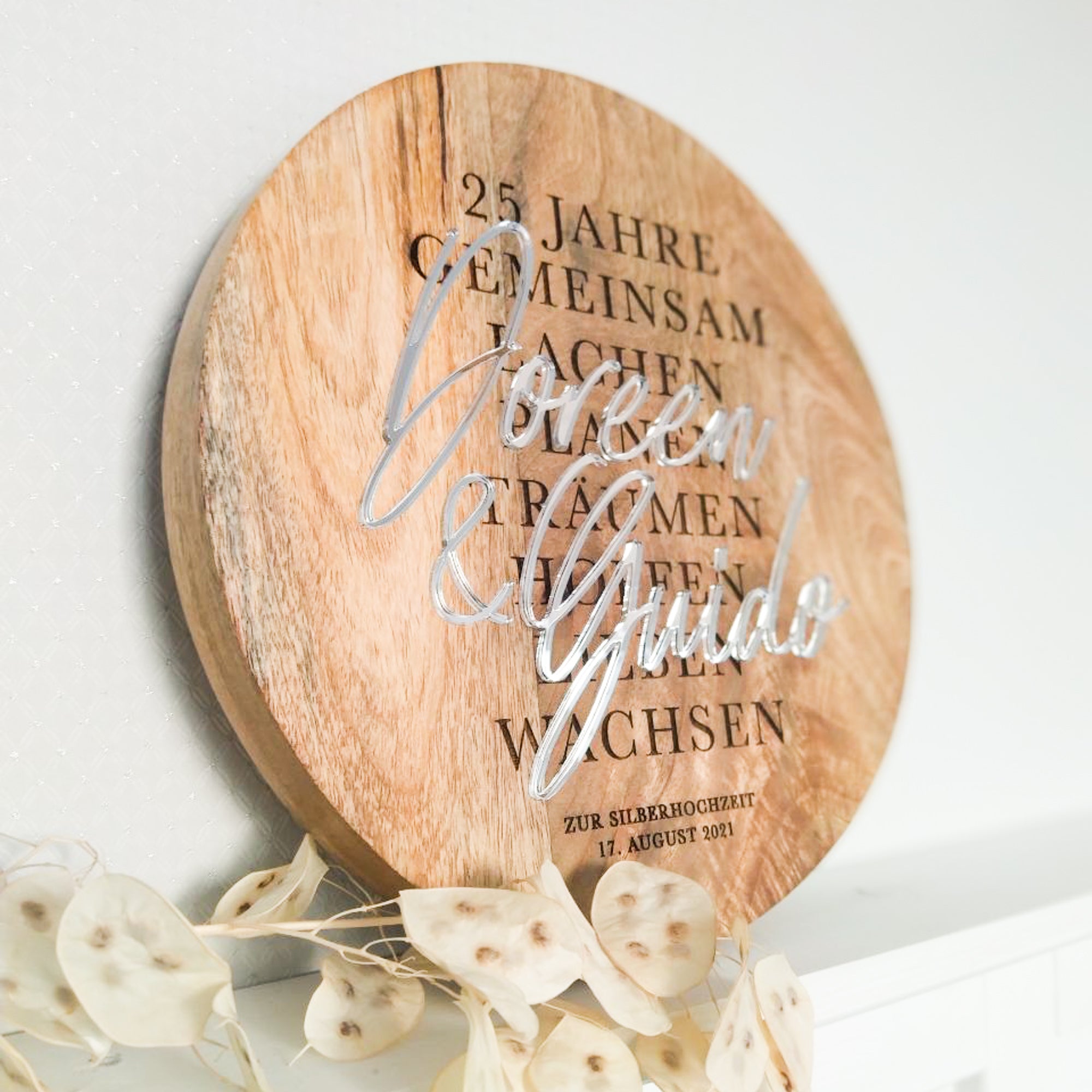 Personalisiertes Holzschild mit "Jahrespruch" aus Mangoholz