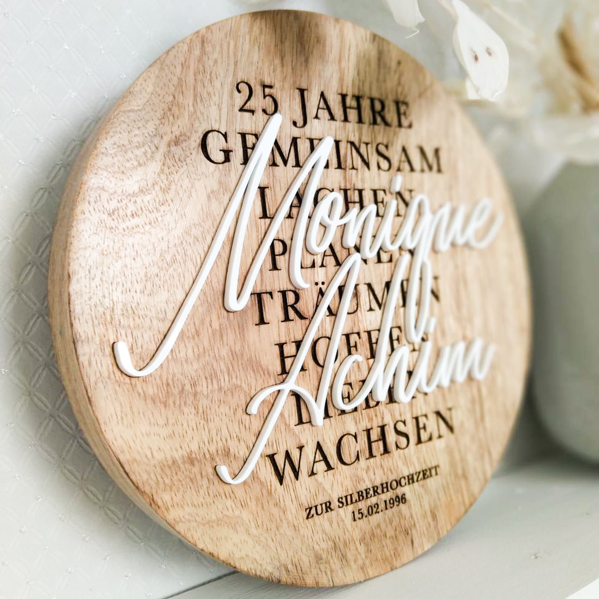Personalisiertes Holzschild mit "Jahrespruch" aus Mangoholz