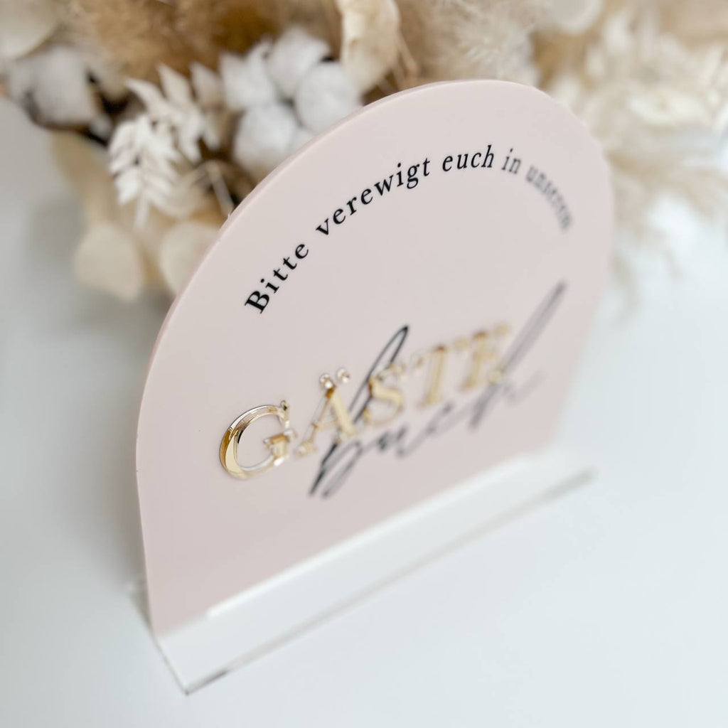 Modernes Gästebuchschild aus Acryl - Ein zeitgemäßes Gästebuchschild aus transparentem Acryl.