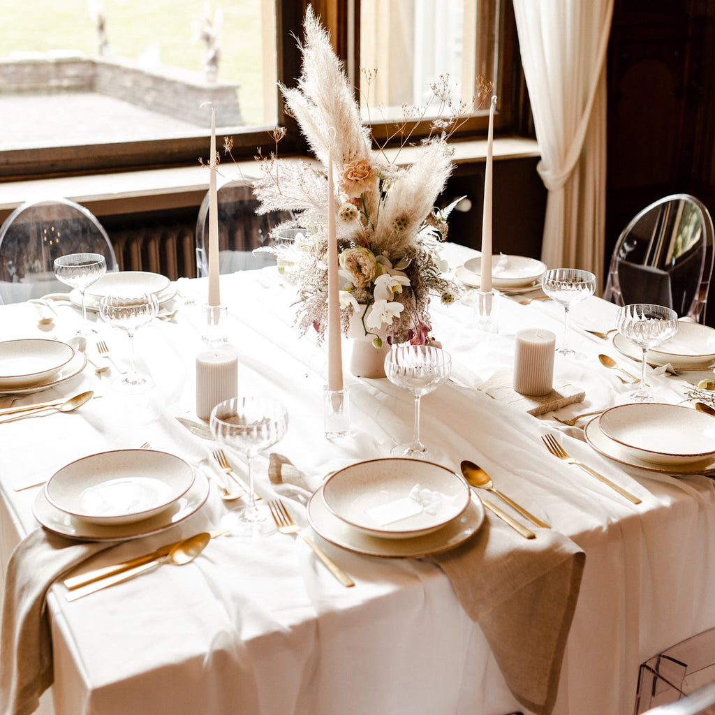 moderne Tischdekoration, Pampasgras, Beige- und Naturtöne, goldenes Besteck