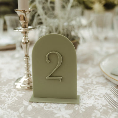 Tischnummer Hochzeit „Emila“ aus Acryl in Bogenform
