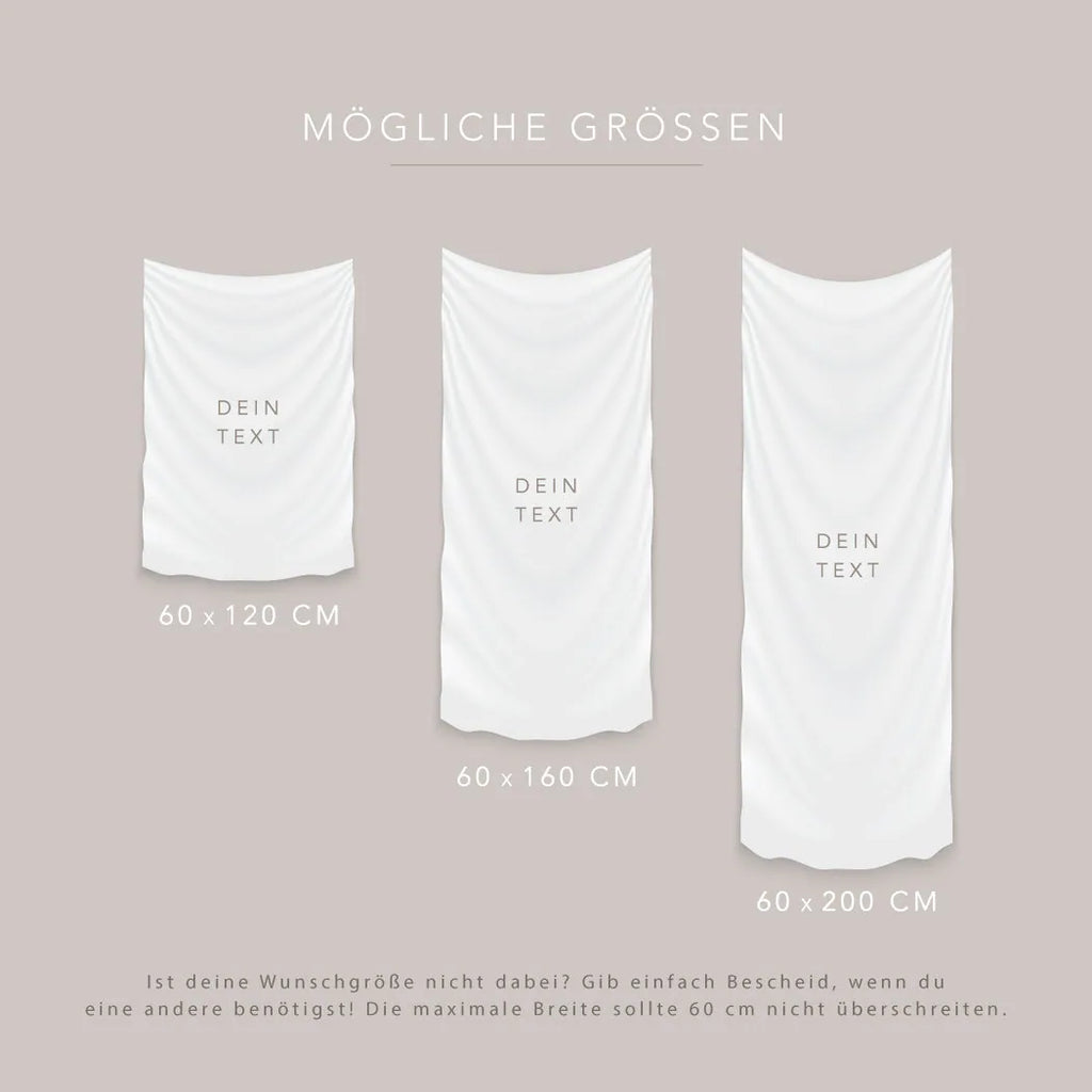 Grafik mit den drei möglichen Größen des Stoffbanners: 60 x 120 cm, 60 x 160 cm und 60 x 200 cm, jeweils mit Platzhaltertext auf hellem Stoff.