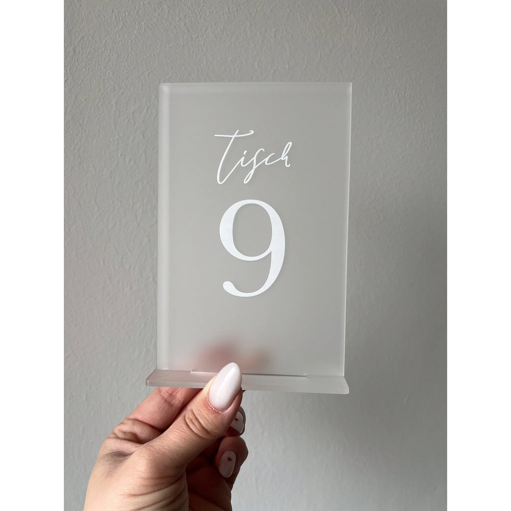 Satinierte Tischnummer aus Acrylglas mit passendem Fuß, weißer Schriftzug Tisch und die Zahl 9