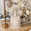 Tischnummer aus satiniertem Acryl mit goldener 3D-Zahl 1 und Blattgravur neben goldenem Kerzenhalter