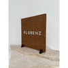 Seitliche Ansicht einer Tischnummer aus Buchenholz mit Aufdruck Florenz, die schlanke Materialstärke und der kleine Holzfuß sind gut erkennbar.