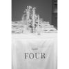 Nahaufnahme des Stoffbanners mit Tischnummer Four, Stoff dezent drapiert und Falten sichtbar