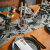 Tischnummern in zartem Altgrün aus Acryl, ideal für romantische Hochzeitssettings