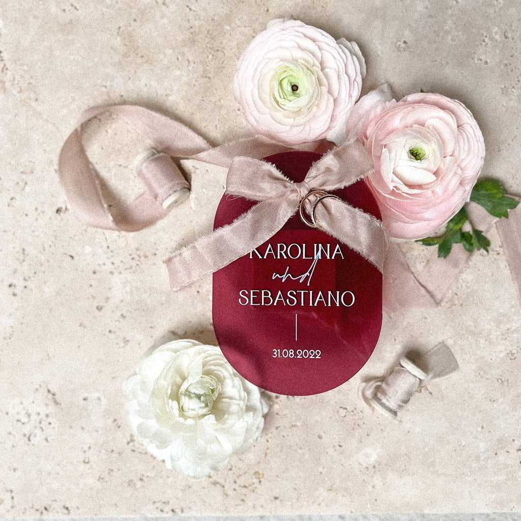 "Personalisiertes Ringkissen mit Namen und Datum - Symbol der Verbundenheit"