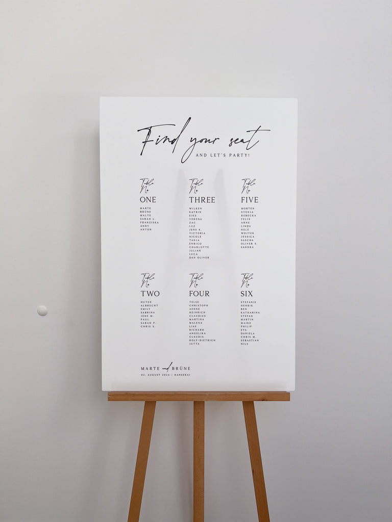 Sitzplan Hochzeit „Amélie“ auf Staffelei im Eingangsbereich – personalisiert