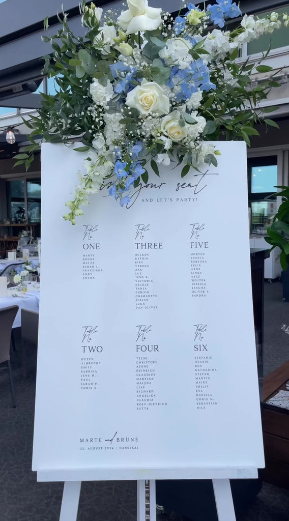 Sitzplan Hochzeit „Amélie“ auf Staffelei im Eingangsbereich – personalisiert