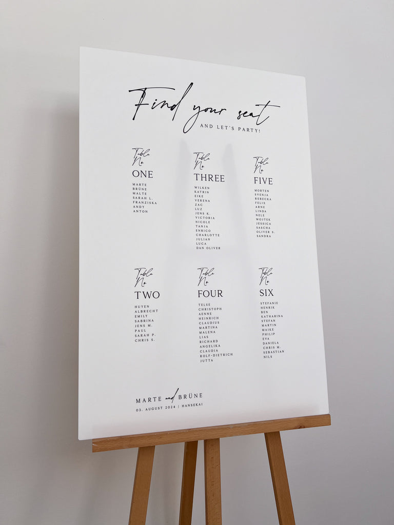 Sitzplan Hochzeit „Amélie“ auf Staffelei im Eingangsbereich – personalisiert