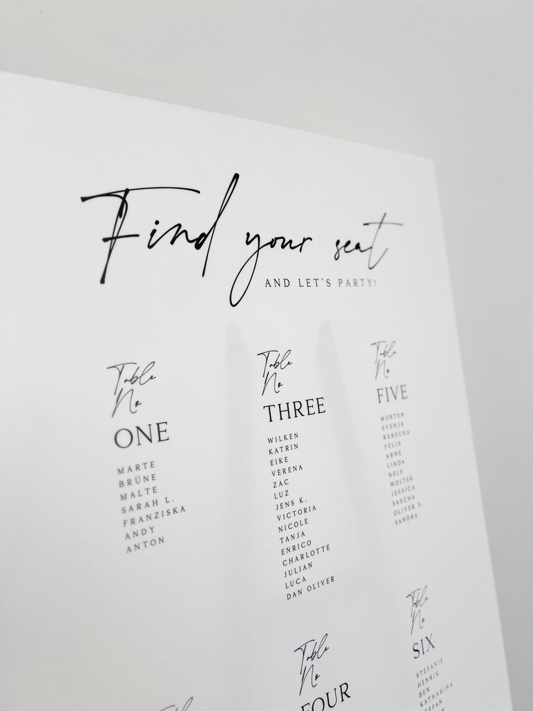 Detail: Namen und Tischnummern auf Sitzplan Hochzeit „Amélie“ – Acrylglas